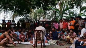 পুলিশের উপস্থিতিতে ‘মব’ করে ফাঁকা চেকে সই নেওয়ার অভিযোগ
