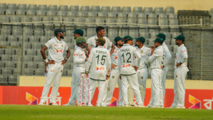 ৪১৩ করেও স্বস্তিতে নেই বাংলাদেশ, মিরপুরে পাকিস্তানের দাপট