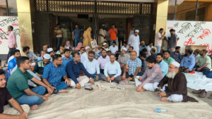 পবিপ্রবিতে শিক্ষকদের ওপর হামলার প্রতিবাদে দ্বিতীয় দিনের অবস্থান কর্মসূচি