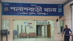 গাইবান্ধায় বাস খাদে পড়ে নিহত ১, আহত ৭