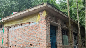 ত্রাণের টিন ধনীর ঘরে, সমালোচনার মুখে ফেরত দিলেন বিএনপি নেতা