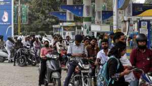 ভারতে ১০ দিনে তিন দফায় বাড়ল জ্বালানির দাম