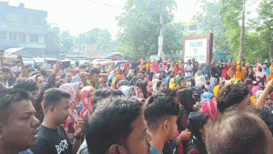 ঈশ্বরদী ইপিজেডের প্রধান ফটকে তালা ঝুলিয়ে শ্রমিকদের বিক্ষোভ 