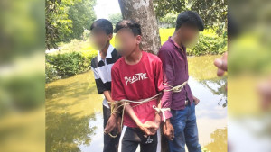 কলা চুরির অভিযোগে তিন কিশোরকে বেঁধে নির্যাতন