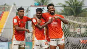 কর্দমাক্ত মাঠে এক হালি গোলে ফাইনালে কিংস