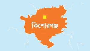 পানির নিচে ফেরিঘাটের রাস্তা, ঝুঁকি নিয়ে হাওরের ধান পরিবহন