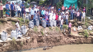 যমুনার ভাঙ্গন রোধে জিও ব্যাগ ফেলা শুরু