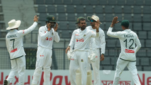 শতরান পার করে লাঞ্চে পাকিস্তান, বাংলাদেশের চাই ৮ উইকেট