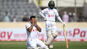 ৩০০ ছাড়িয়ে প্রথম দিন শেষ বাংলাদেশের