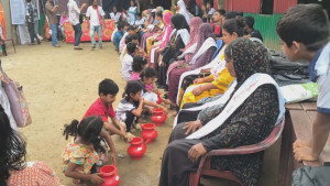 মা দিবসে মায়ের পা ধুয়ে সম্মান জানাল শিশুরা