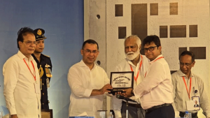 প্রধানমন্ত্রীর হাতে ৪৭ বছর আগের স্মারক তুলে দিলেন গাজীপুরের জেলা প্রশাসক
