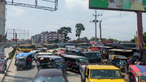 শ্রমিকদের কর্মবিরতিতে হামলা, প্রতিবাদে মহাসড়ক অবরোধ
