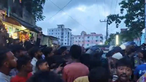 শিশু ধর্ষণে অভিযুক্তকে ঘিরে জনরোষ, পুলিশের কাছ থেকে নেওয়ার চেষ্টা