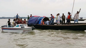 হিজলায় নৌকাডুবি, বাবা-ছেলেসহ তিনজন নিখোঁজ