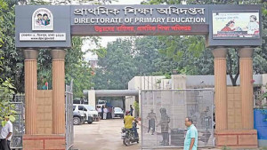 আগুনের আড়ালে ল্যাপটপের লোভ!