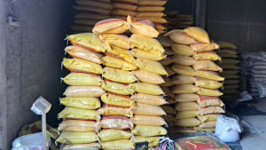হাত ঘুরে সরকারি চাল ব্র্যান্ডের বস্তায়