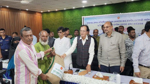 মন্ত্রী ও উপদেষ্টার সামনে জনপ্রতিনিধিদের ক্ষোভ