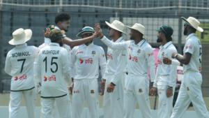 চার উইকেট নিয়ে প্রথম সেশন বাংলাদেশের