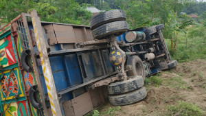 যমুনা সেতুর পূর্বপ্রান্তে ট্রাক উল্টে নিহত ১৫