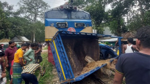 ব্রাহ্মণবাড়িয়ায় জয়ন্তিকা এক্সপ্রেসের সঙ্গে গরুবাহী পিকআপের সংঘর্ষ