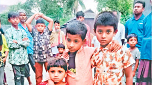 একদিকে স্বামীর ঋণের চিন্তা, অন্যদিকে সন্তানদের ভবিষ্যৎ