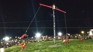 যশোরে পিঠে বড়শি বিঁধিয়ে শূন্যে ঘুরছেন ২ যুবক, হাজারো দর্শনার্থীদের ভিড়