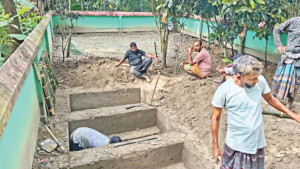 যশোরে পাশাপাশি কবরে শায়িত  হলেন মা-বাবা ও দুই সন্তান