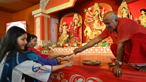 ভক্তি আর তারুণ্যের উচ্ছ্বাসে জমেছে শারদীয় দুর্গোৎসব