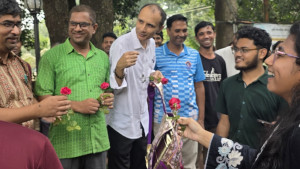শিক্ষক দিবসে আন্দোলনরত শিক্ষকদের ফুল দিয়ে শুভেচ্ছা শিক্ষার্থীদের