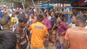 হাসিল দেওয়ার পরও কৃষককে মারধর, হাট অফিস ঘেরাও