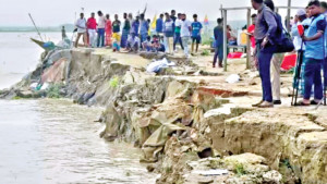 বাঁধ ভেঙে ৪০ মিটার পদ্মায়