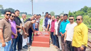 রেলকে কাঠের সিঁড়ি উপহার সমকাল সুহৃদের