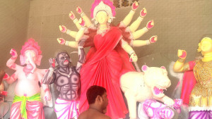 রঙের ছোঁয়ায় সাজছেন দুর্গা