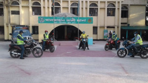 সাংবাদিককে না পেয়ে নাবালক ছেলেকে ধরে নিয়ে গেল পুলিশ