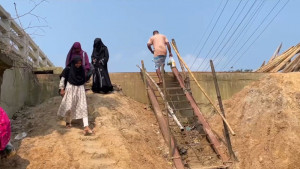 সেতুর ‍মুখে রেলের জমি সড়ক নেই, ভরসা মই