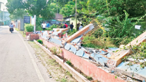 বুলডোজারে ভাঙা হলো এবি পার্টি  নেতার বাড়ির সীমানাপ্রাচীর