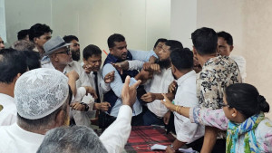 বার ভবনে বিশৃঙ্খলা, হাতাহাতি বিএনপিপন্থি আইনজীবীদের