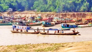 মরা চেলায় বালু লুট কে ঠেকাবে