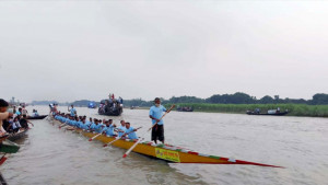 নৌকাবাইচ-মেলায় পদ্মাতীরে আনন্দ উচ্ছ্বাস