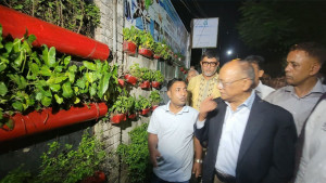 দেয়ালে দেয়ালে ঝুলন্ত বাগান পরিদর্শনে পরিবেশমন্ত্রী