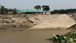 পদ্মার ঢেউয়ে বিদ্যালয় ঘিরে শঙ্কা