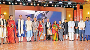 শরতের বৃষ্টিভেজা সন্ধ্যায় সাহিত্যের আলো