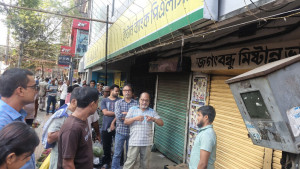 শুধু পূজার সময় মেলে সোনাই ঘোষের লাড্ডু