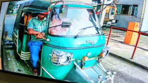 অস্ত্রের মুখে শিক্ষিকাকে জিম্মি করে স্বর্ণালংকার-টাকা ছিনতাই