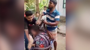 অনৈতিক সম্পর্কের অপবাদ দিয়ে গৃহবধূর হাত ধরেন একজন, অন্যজন কাটেন চুল