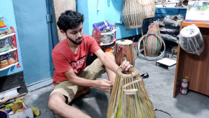 দেশি বাদ্যযন্ত্র তৈরিতে আনন্দের চেয়ে আক্ষেপই বেশি রবিনের