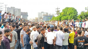 বেতন বৃদ্ধির দাবিতে কালিয়াকৈরে মহাসড়ক অবরোধ, শ্রমিক-পুলিশ সংঘর্ষ