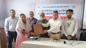 নিরাপদ সড়ক নিশ্চিতে শিক্ষার্থীদের সচেতন করছে বিআরটিএ