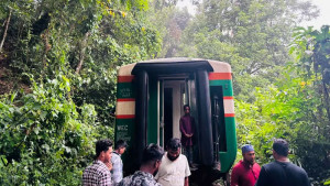লাউয়াছড়ায় ট্রেনের বগির হুক ছিঁড়ে আটকা, ৪ ঘণ্টা পর ট্রেন চলাচল স্বাভাবিক