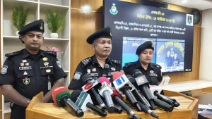 পুরনো হারমোনিয়ামে লুকানো ছিল ২ বিদেশি পিস্তল